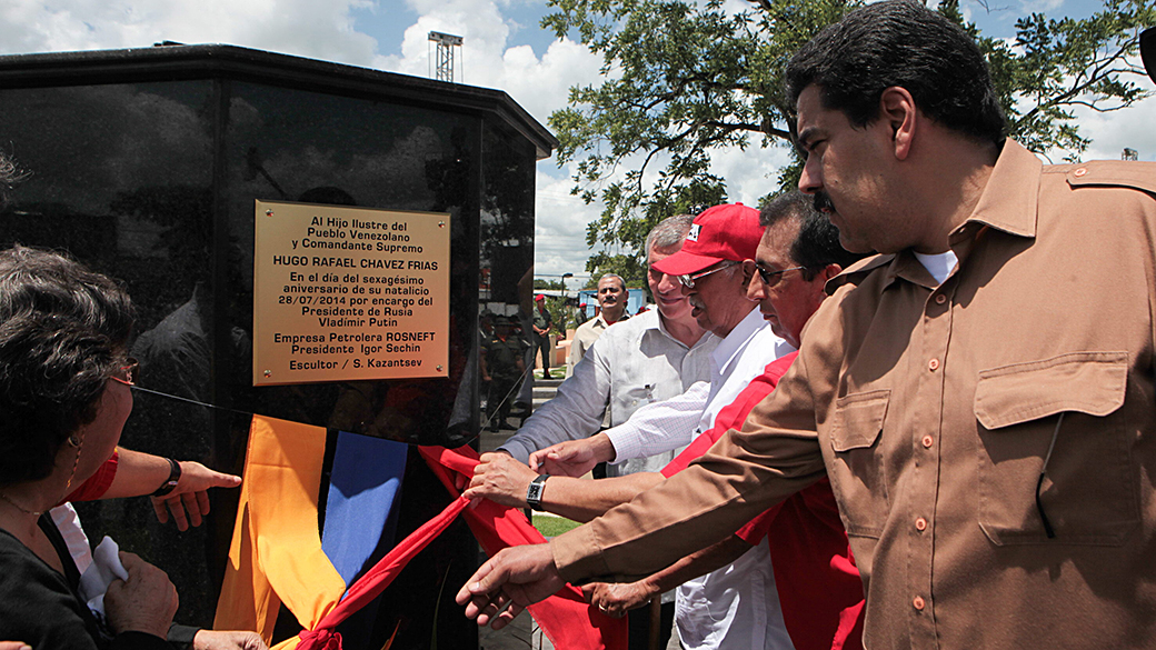 Imagem divulgada pelo governo da Venezuela mostra o presidente Nicolás Maduro inaugurando um monumento durante a celebração do 60º aniversário de nascimento de Hugo Chávez, na cidade de Sabaneta