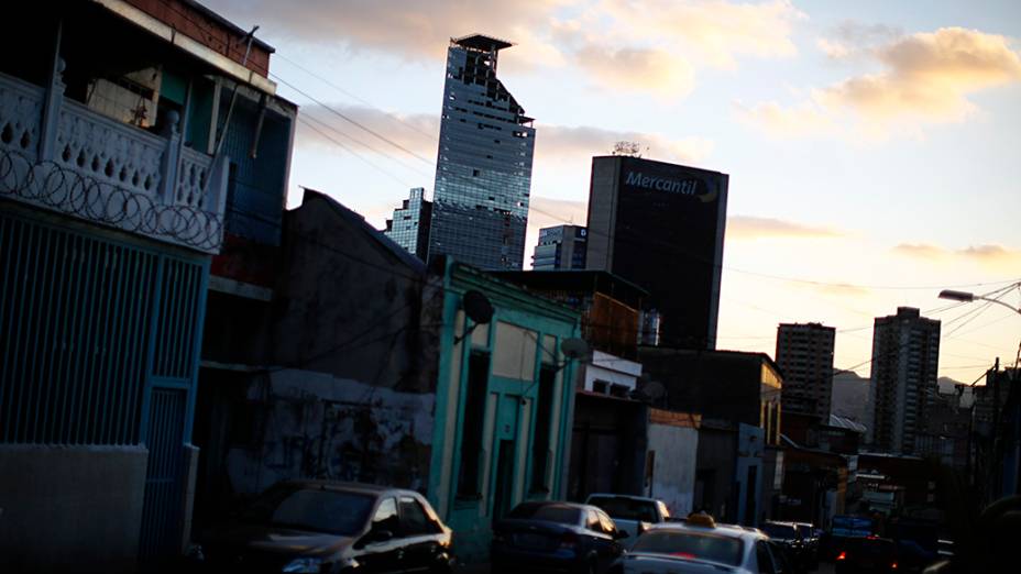 Cerca de 3000 pessoas ocupam a torre, que teve sua construção abandonada em 1994. O local se transformou em uma espécie de favela vertical no centro de Caracas