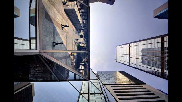 Foto integrante do livro Vertical Horizon publicado pela Asian One sobre os prédios de Hong Kong, considerada um centro da arquitetura moderna