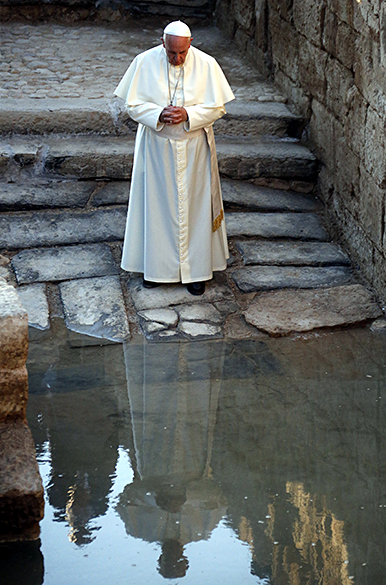 Papa Francisco faz oração em visita a Betânia, em um local à margem do rio Jordão, onde segundo a tradição cristã Jesus foi batizado