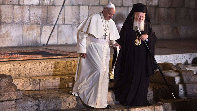 Papa Francisco encontra o Patriarca Ecumênico de Constantinopla, Bartolomeu do lado de fora da Igreja do Santo Sepulcro, na Cidade Velha de Jerusalém