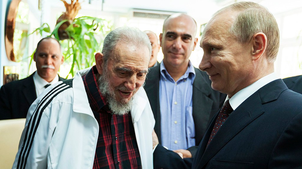 O ex-presidente de Cuba, Fidel Castro, recebe o presidente russo Vladimir Putin, em Havana
