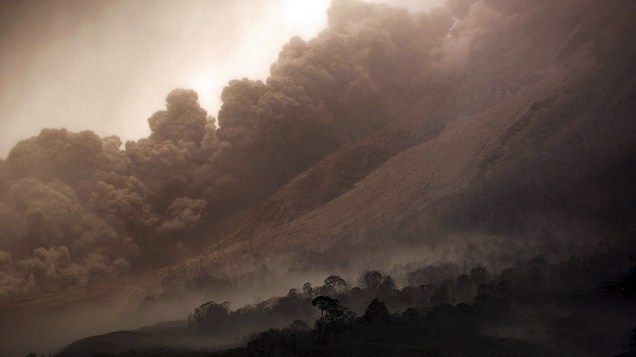 <p>Nuvem de fumaça cobre os arredores do vulcão Sinabung, em Karo, na Indonésia</p>