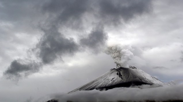 <p>O vulcão Popocatepetl coberto de neve, expele uma nuvem de vapor, em Puebla, no México</p>
