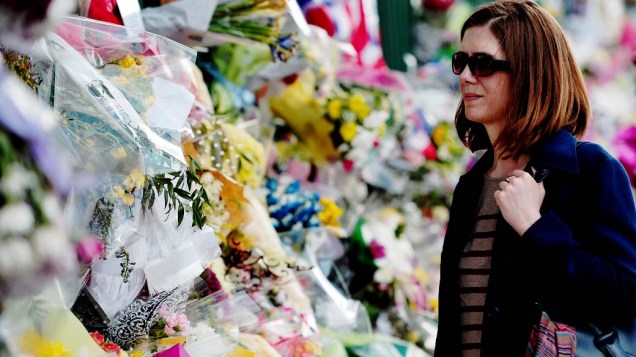 Mulher observa as homenagens prestadas ao soldado britânico assassinado em Woolwich, Londres