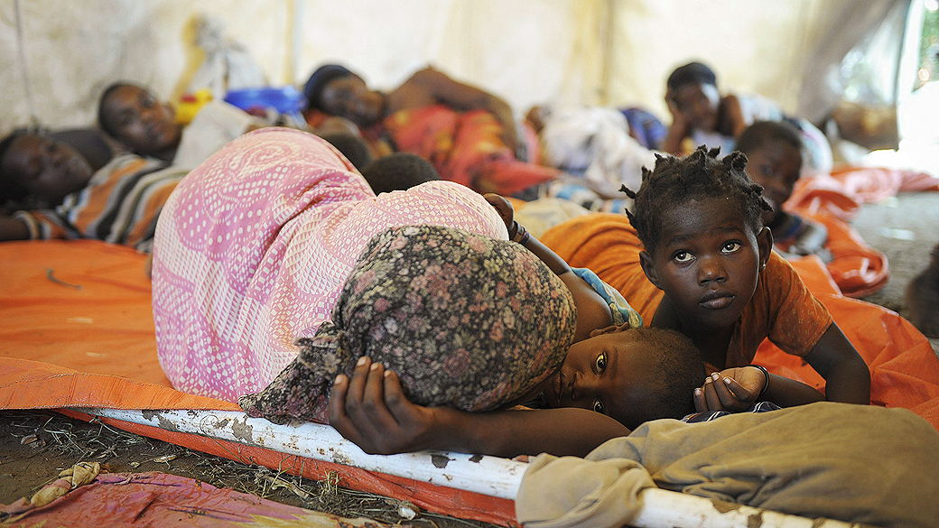 Imagem divulgada pelo departamento de comunicação da União Africana na Somália mostra uma mãe com seus filhos em um hospital em campanha criado na cidade de Jowhar, para abrigar população afetada pelo vento e pelas fortes chuvas provocadas pela passagem de um ciclone tropical que deixou milhares de desabrigados