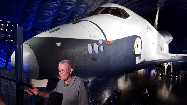 <p>Astronauta Fred Haise, um dos pilotos do Enterprise original, concede entrevista à imprensa no Intrepid Sea, Air & Space Museum em Nova York</p>