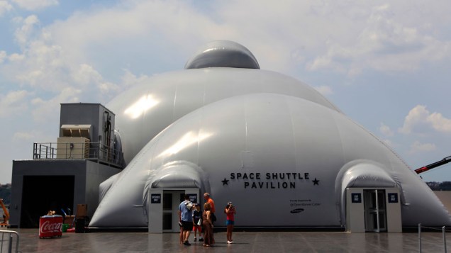 <p>Público do lado de fora do Intrepid Sea, Air & Space Museum em Nova York, no pavilhão onde o ônibus espacial Enterprise está exposto</p>