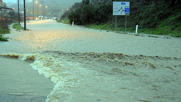 Após passagem do ciclone Cleópatra, rua em Nuoro, na Sardenha, foi inundada