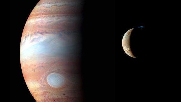 Destaque em Júpiter, ao fundo, e no satélite natural Io: objeto com maior atividade vulcânica no Sistema Solar
