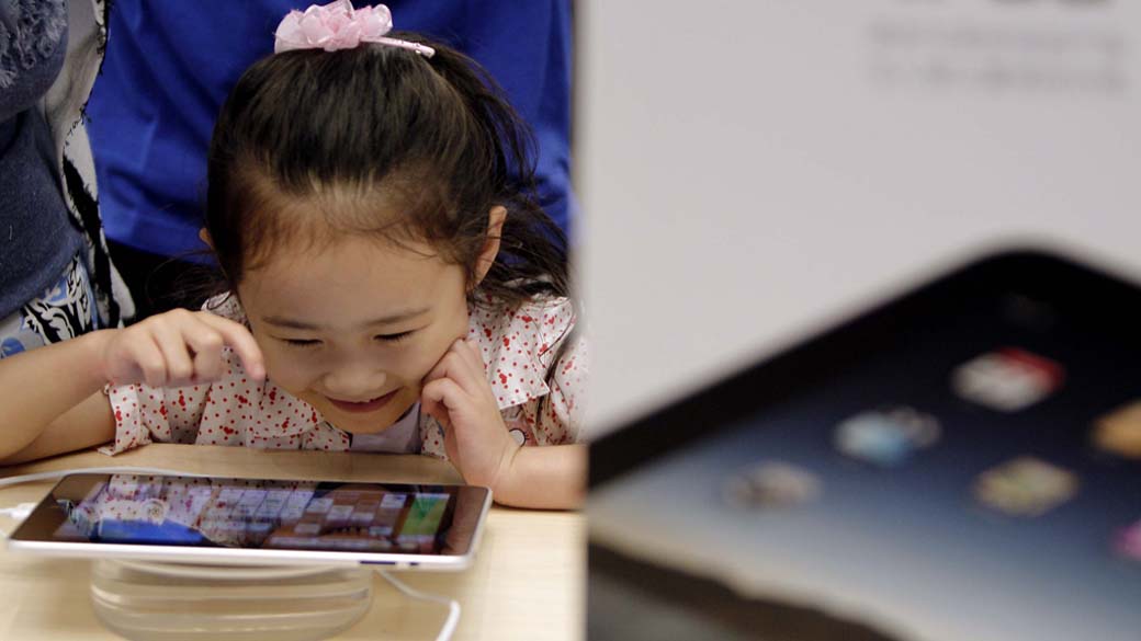 Criança na China utiliza o iPad