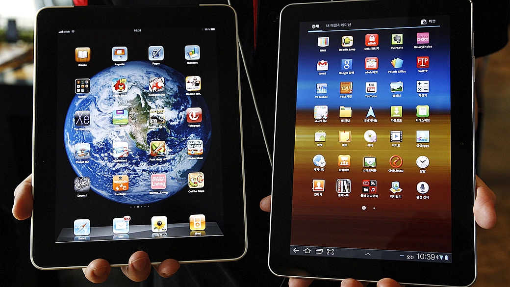 O Galaxy Tab, que roda o sistema Android, e o iPad, que roda o iOS, da Apple