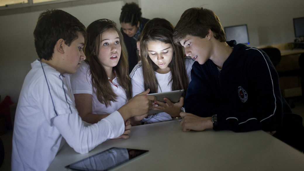 Alunos do Colégio Visconde de Porto Seguro utilizando o iPad
