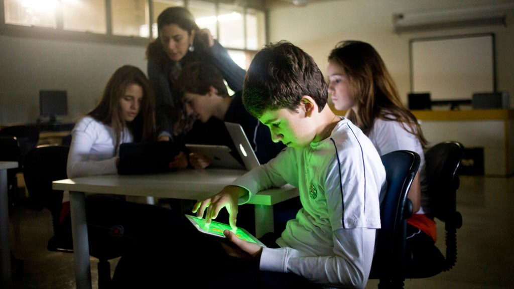 Uma pesquisa mostrou que, pela primeira vez, em 2014, o acesso à internet por celular no Brasil foi maior do que por computadores