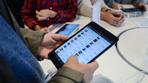Consumidor com iPad Mini, em Roma
