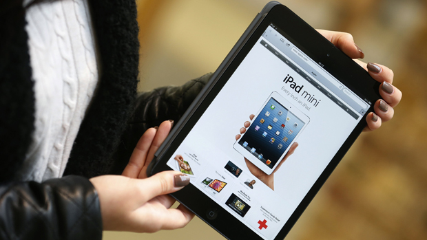 Consumidora mostra novo iPad Mini, em Londres