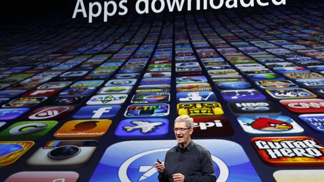 Tim Cook, CEO da Apple, fala sobre o número de aplicativos baixados durante o evento em São Francisco, nos Estados Unidos