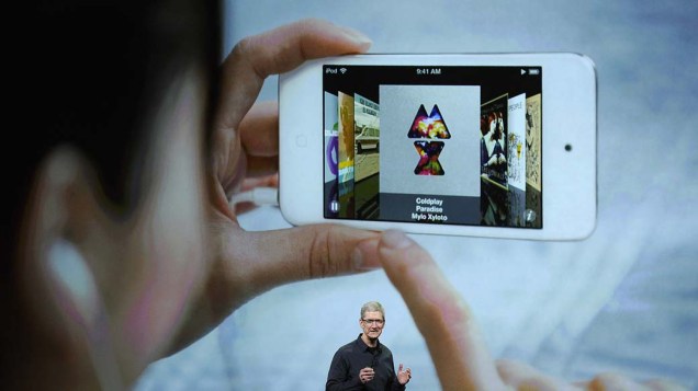 Pessoa usa iphone durante discurso de Tim Cook, CEO da Apple, em São Francisco, nos Estados Unidos