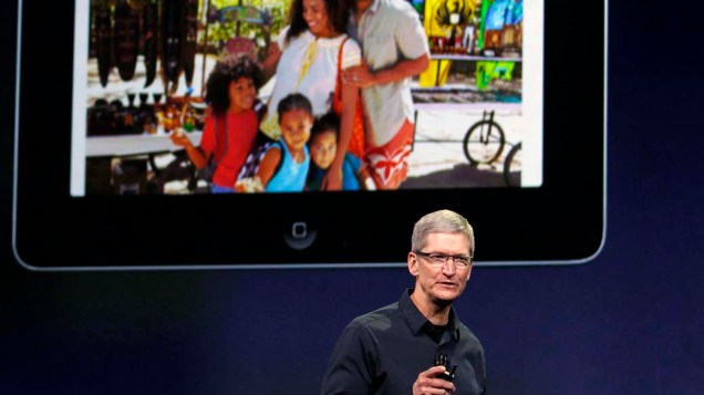 Tim Cook, CEO da Apple, discursa durante o evento com a imagem de um ipad antigo em São Francisco, nos Estados Unidos