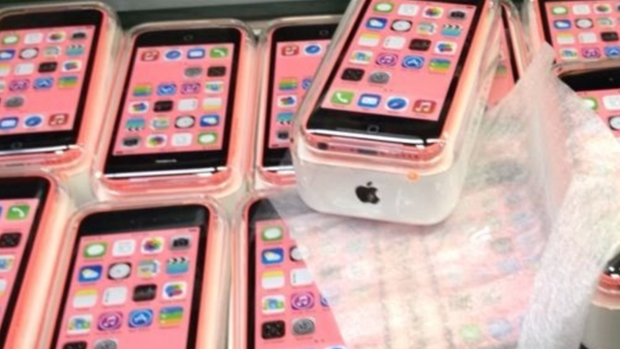 Imagem mostra lote de iPhones 5C em suas embalagens