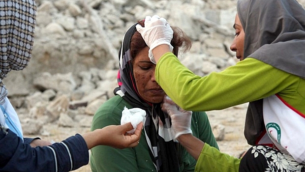 Mulher recebe atendimentos médicos após terremoto no Irã