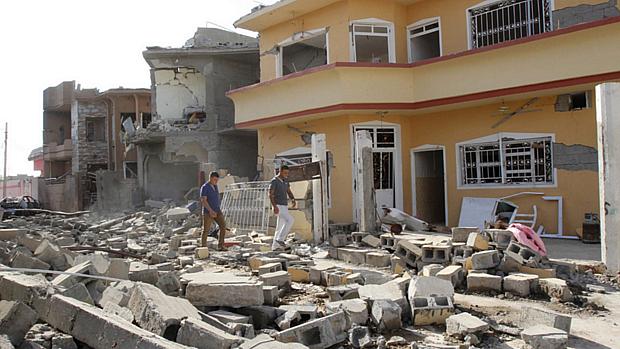 Rede terrorista assumiu autoria de atentado a bomba no Iraque que matou 60 pessoas e destruiu várias casas no sábado
