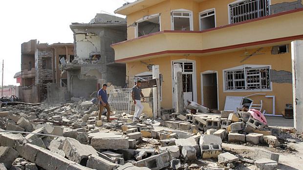 Rede terrorista assumiu autoria de atentado a bomba no Iraque que matou 60 pessoas e destruiu várias casas no sábado