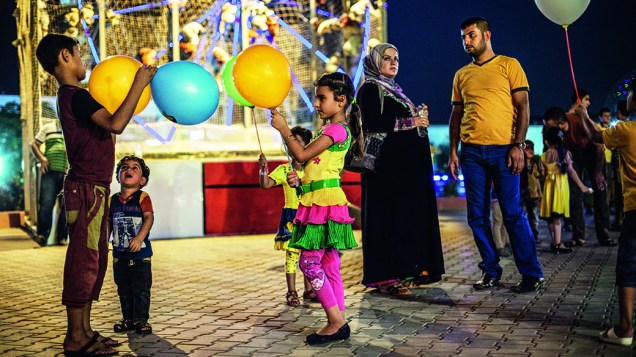 Família no parque de diversões em Erbil, no Iraque