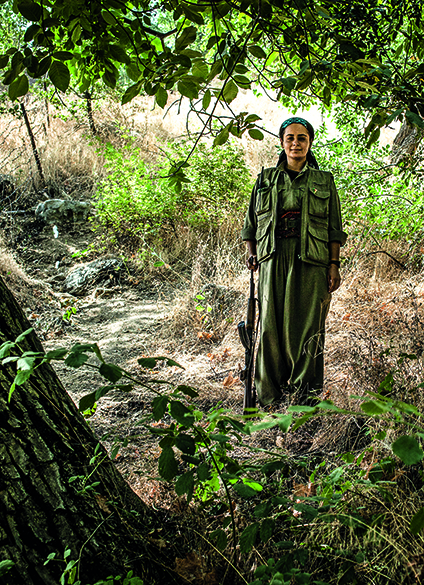 Adar Giyamel, finlandesa, soldada PKK nas montanhas Qandil, norte do Iraque