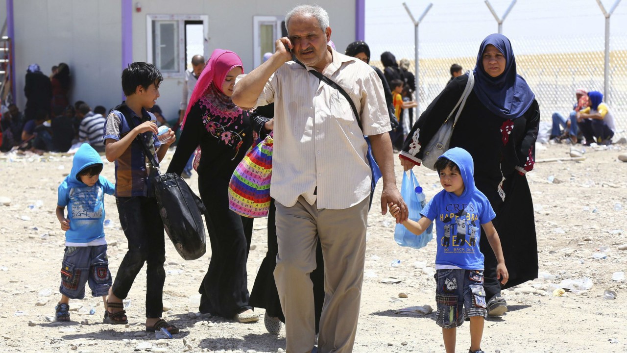 Iraquianos fogem de Mosul após terroristas tomarem o controle da cidade