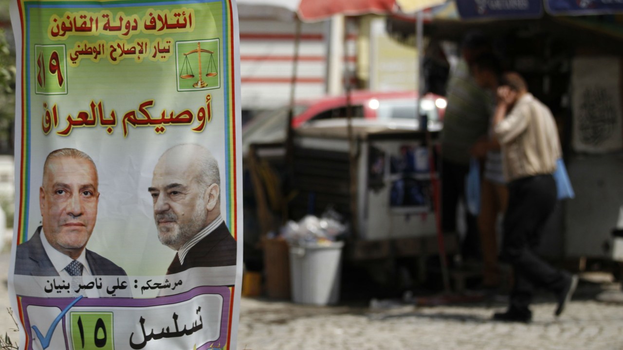 Iraquianos se preparam para votar nas primeiras eleições provinciais sem a presença de tropas americanas no país. No pôster: "Cuide do Iraque"