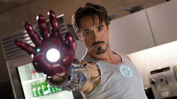 Em <em>Homem de Ferro</em> (2008), Downey Jr. interpreta o empresário e inventor Tony Stark.
