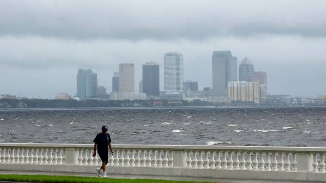 Ventos fortes atingem a baía de Tampa, na Flórida; tempestade Isaac pode se tornar o furacão mais forte desde o Katrina