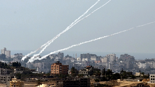 Palestinos disparam foguetes contra território israelense