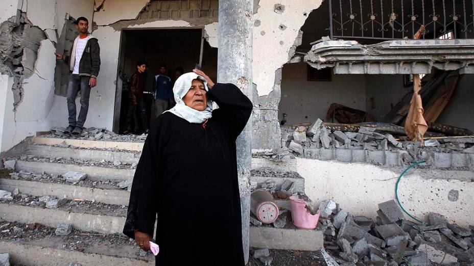 Mulher vê sua casa destruída após ataque aéreo na Faixa de Gaza