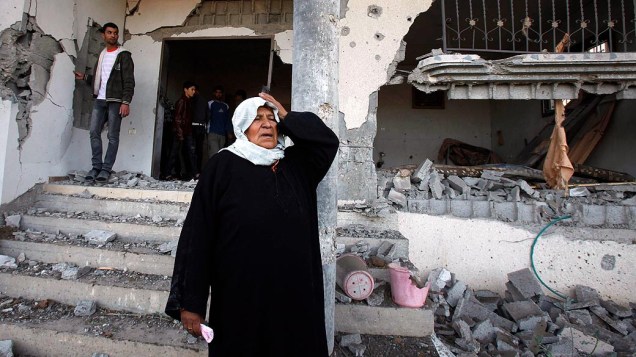 Mulher vê sua casa destruída após ataque aéreo na Faixa de Gaza