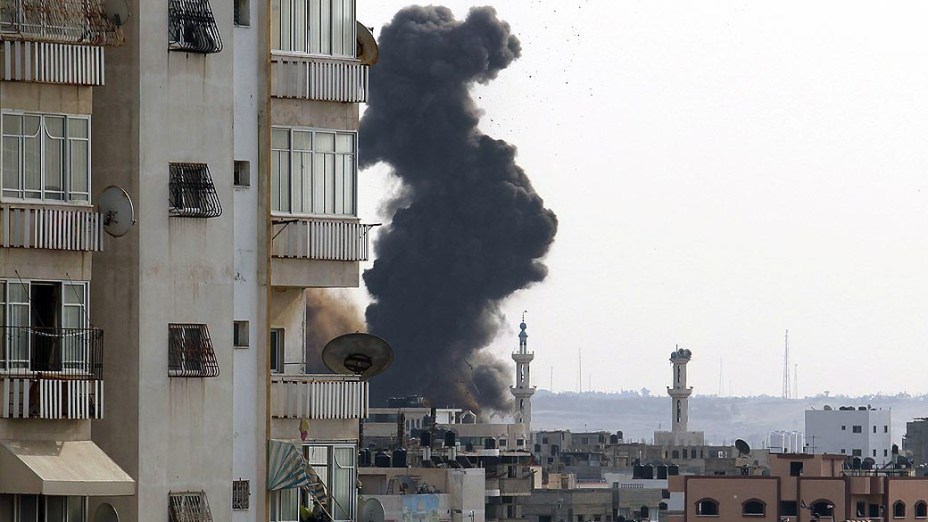 Fumaça sobe após ataque aéreo na Faixa de Gaza