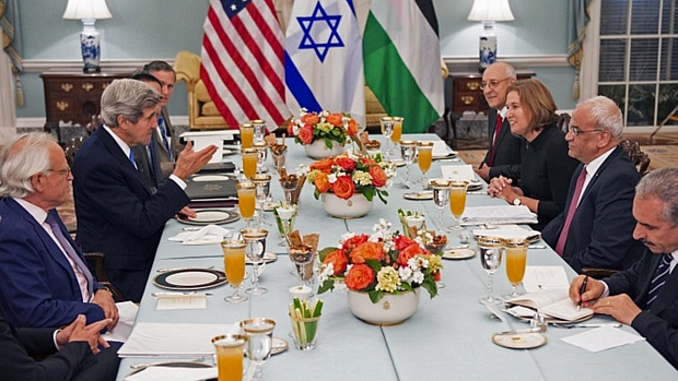Representantes de Israel e Palestina jantam ao lado de John Kerry