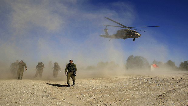 Helicóptero militar israelense leva civil atingido por disparo de franco-atirador perto da fronteira com a Faixa de Gaza