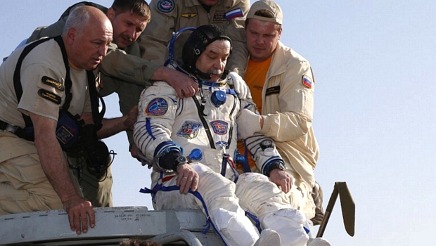 Astronauta russo Mikhail Tyurin é retirado da nave Soyuz no Cazaquistão