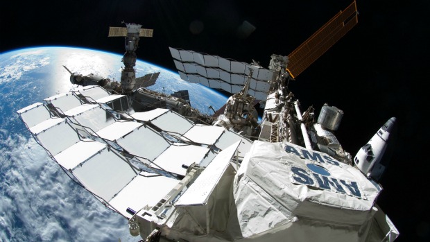 Foto divulgada pela Nasa mostra ISS com Atlantis atracado à direita no dia 12 de julho