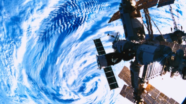 Estação Espacial Internacional (ISS) foi construída com a ajuda de 16 nações e deve funcionar até 2020. Depois da última missão da era dos ônibus espaciais, americanos devem pegar 'carona' em naves russas até a estação