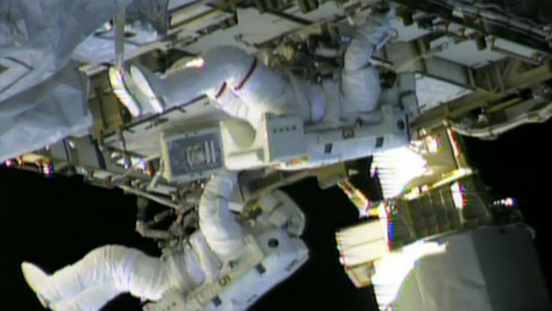 Astronautas inspecionam escape de amônia na estação espacial