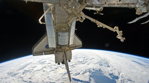 A imagem, registrada por um tripulante da Discovery durante missão, no dia 16 de abril de 2010, mostra o ônibus espacial acoplado à Estação Espacial Internacional.