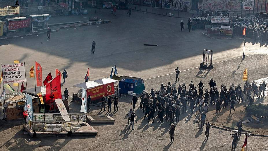Polícia turca entra na Praça Taksim, em Istambul, para dispersar manifestantes