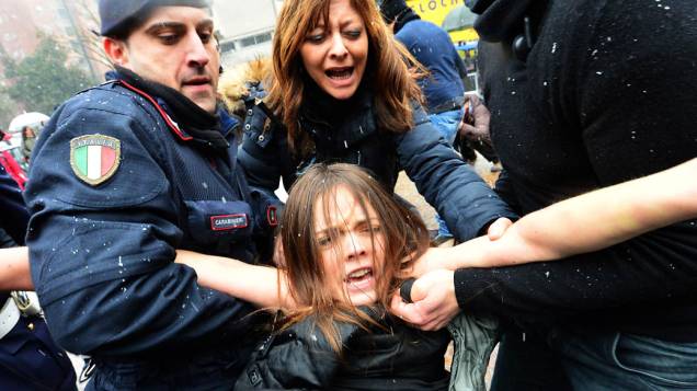 Protesto feminista na chegada de Berlusconi para votação em Milão