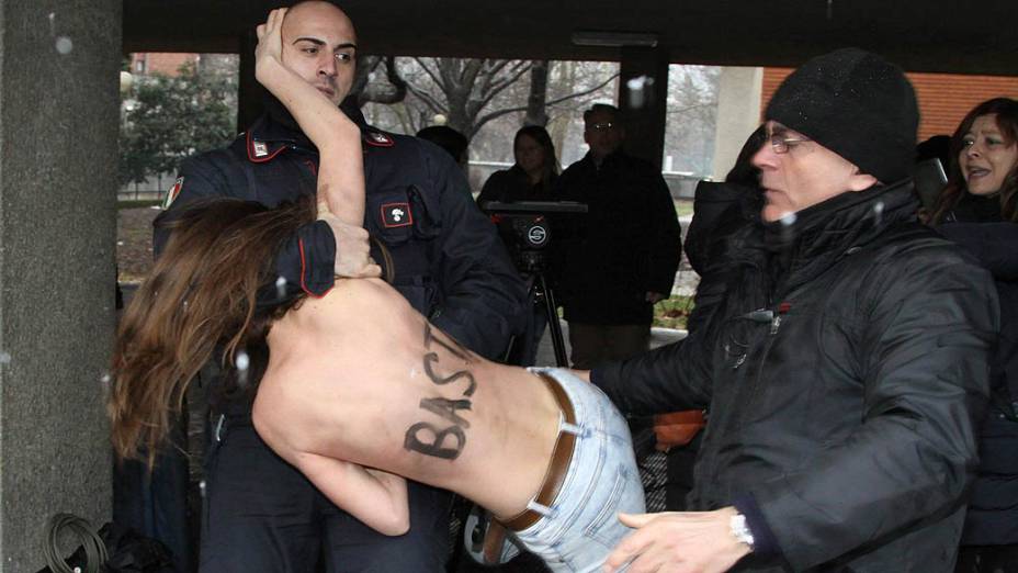 Protesto feminista na chegada de Berlusconi para votação em Milão