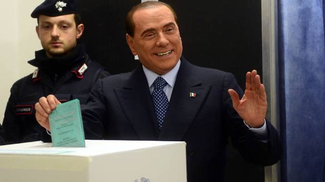 Silvio Berlusconi durante a votação neste domingo (24), em Milão