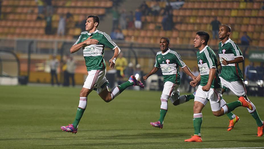 Lúcio, jogador do Palmeiras, comemora o primeiro gol pelo seu time contra o Vitória no Pacaembu