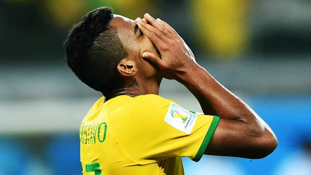 Luiz Gustavo lamenta derrota do Brasil para a Alemanha no Mineirão, em Belo Horizonte